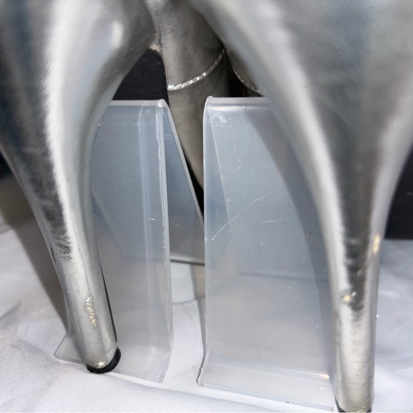 JUST FABULOUS  PARIS HILTON EDITION CHROME SILVER BIG BOW HEELS SIZE 8 - Picture 5 of 6